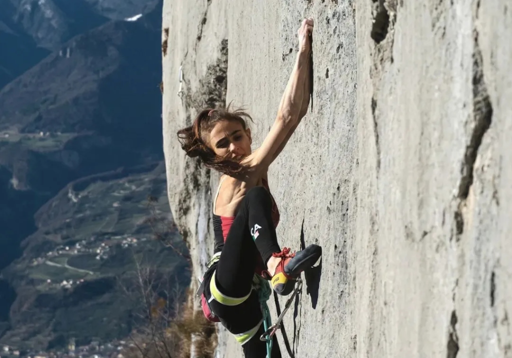 Laura Rogora escalando en Arco