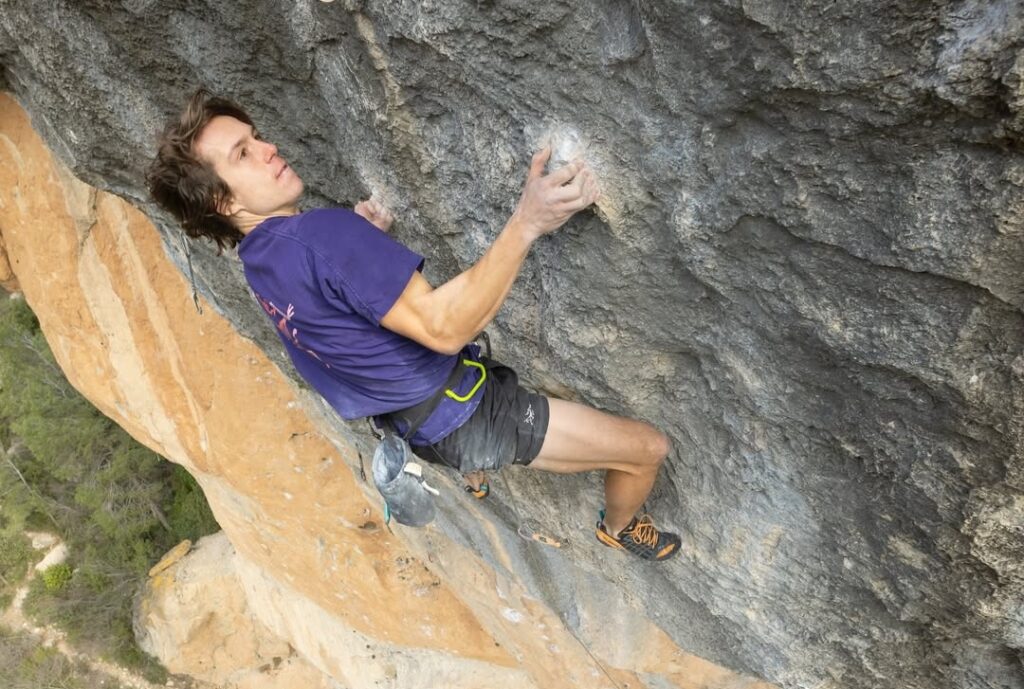 Tyler Thompson escalando en Siurana