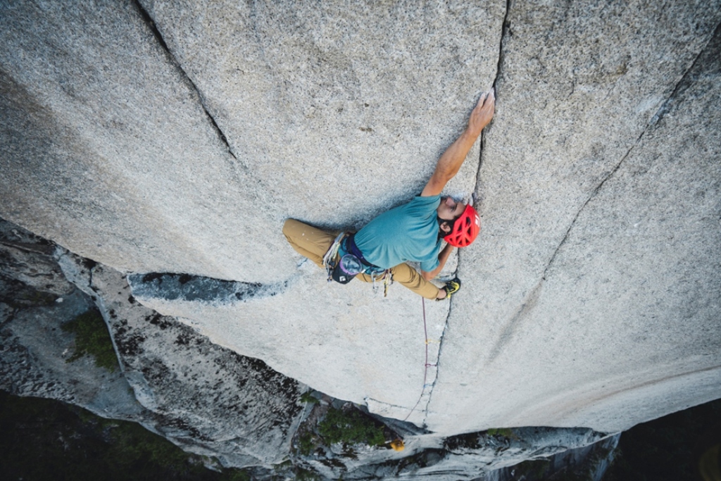 Connor Herson escalando en Squamish
