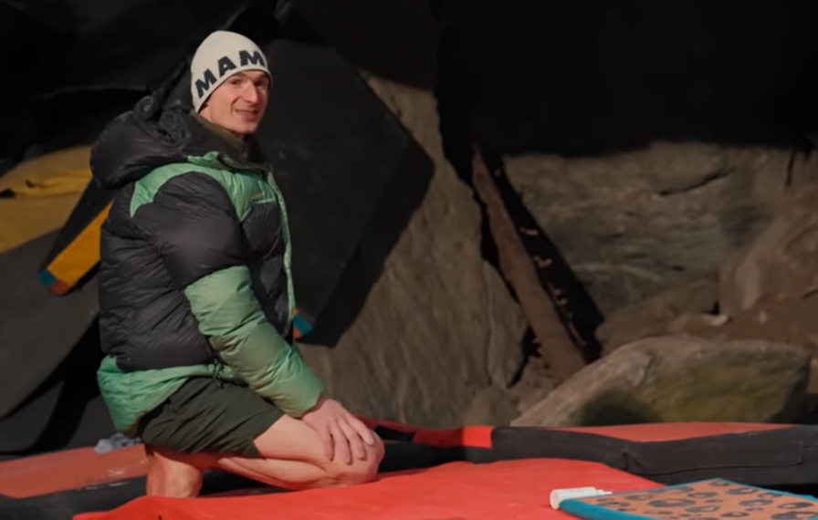 Adam Ondra haciendo boulder en Suiza