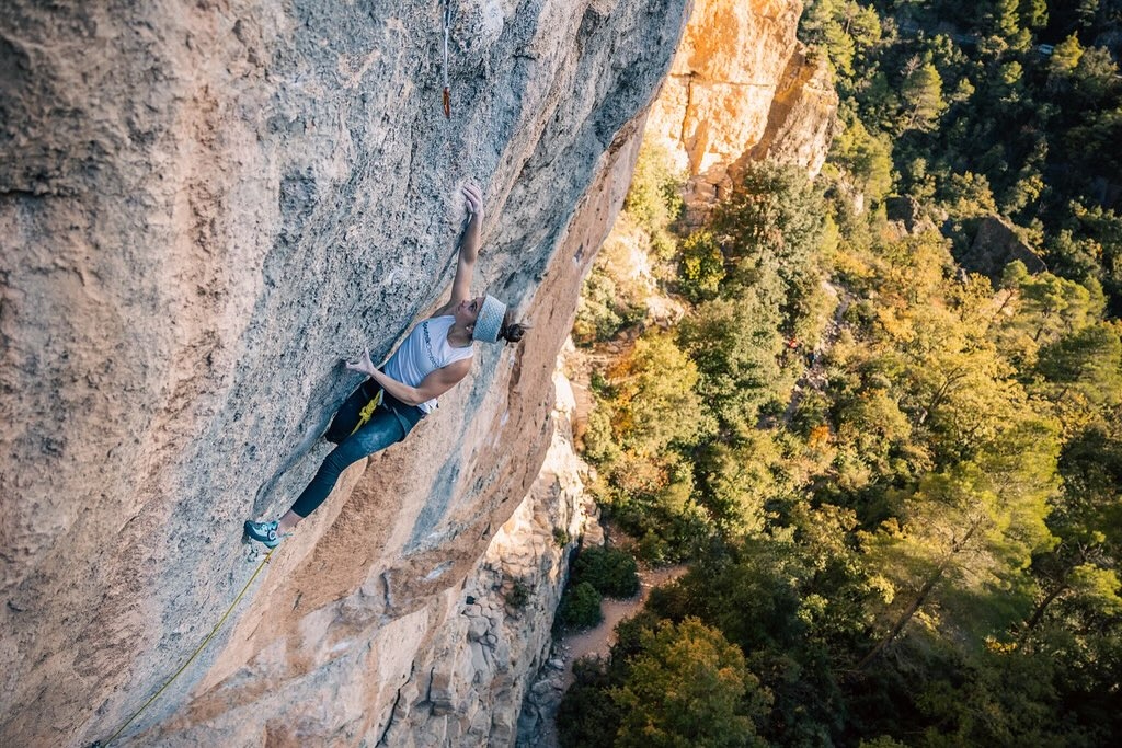 Ainhize Belar escalando en Siurana