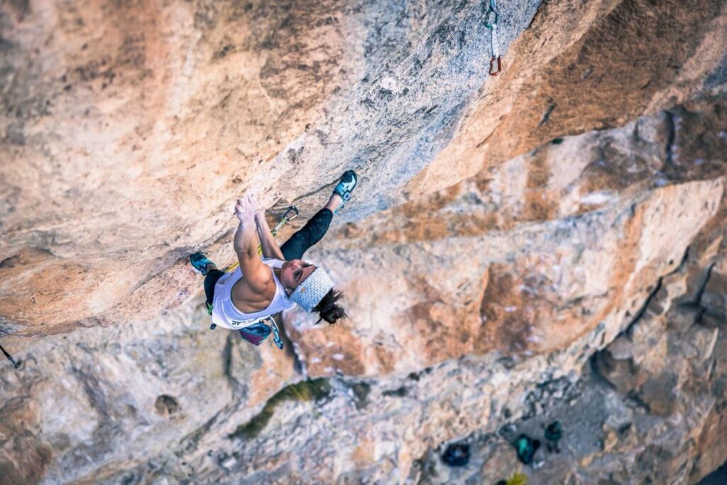 Ainhize Belar escalando en Siurana