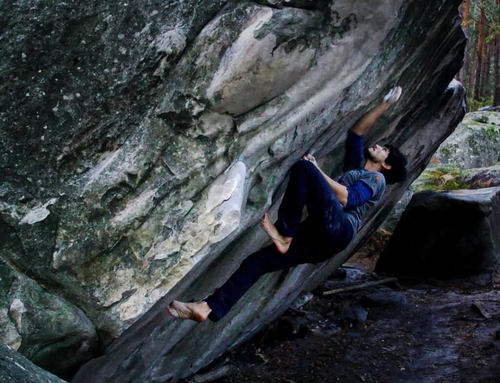 Charles Albert escalando en Fontainebleau