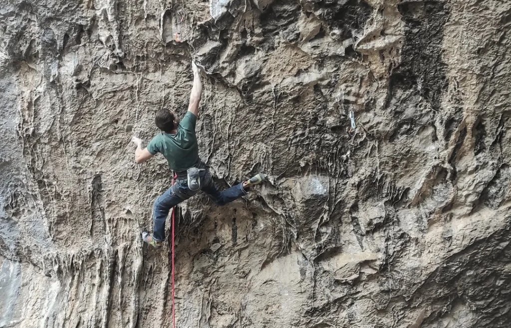 Álex Garriga escalando en Montanejos