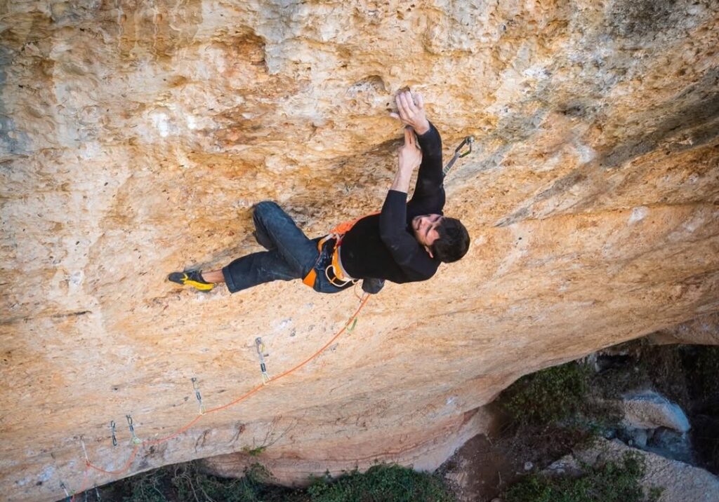 Buster Martin escalando en Margalef