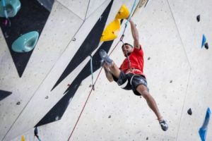 Alberto Ginés acaricia la medalla de oro en Innsbruck