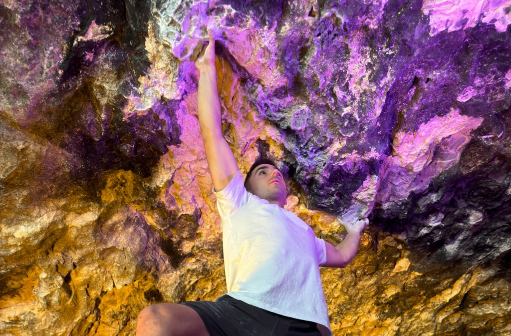Enrique Beltrán en la Cueva de Alí Babá