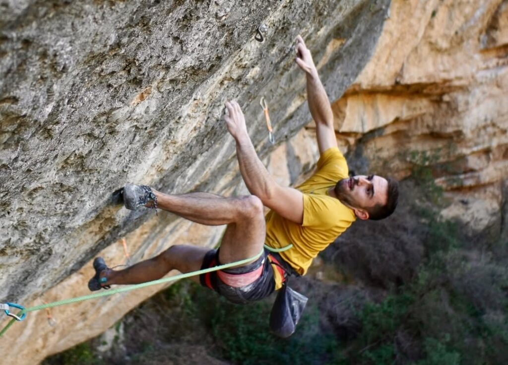 Enrique Beltrán escalando en Margalef