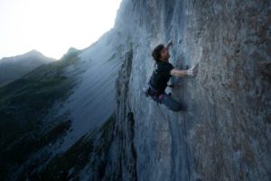 Jacopo Larcher y Barbara Zangerl encadenan ‘WoGü’ (270m 8c), en el Rätikon