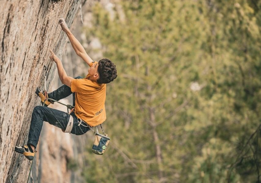 David Bermúdez escalando en Cuenca