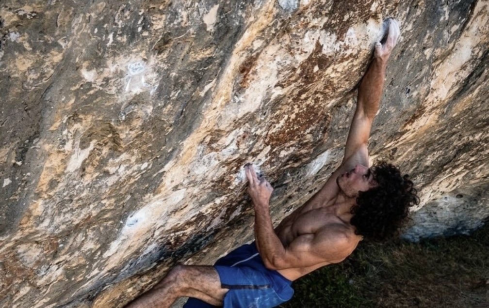 Pablo Zamora escalando en Campisábalos
